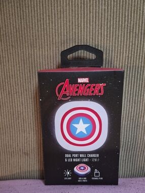 Marvel Avengers Captain America Shield Dual Port Charger - White/Red/Blue